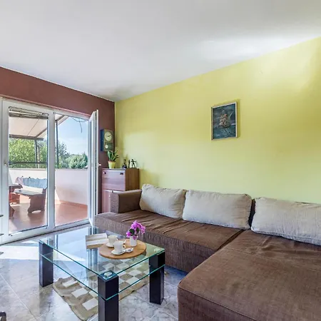 Appartement Stunning Apartment In Pula With Kitchen